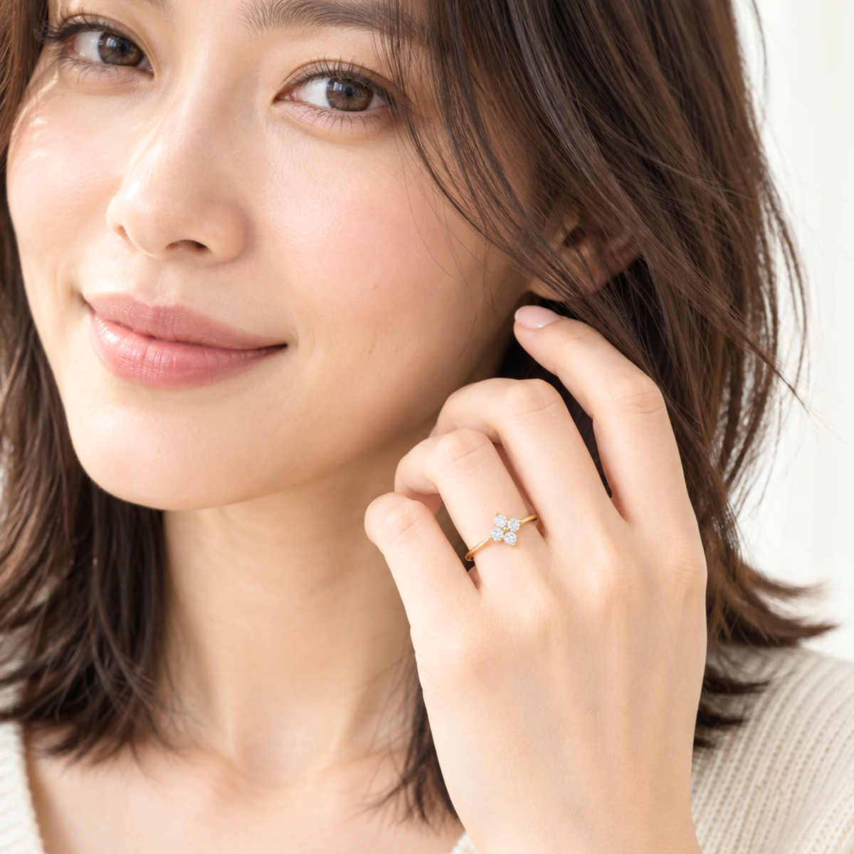 Star Bloom Ring Goldをニットに合わせた着用イメージ