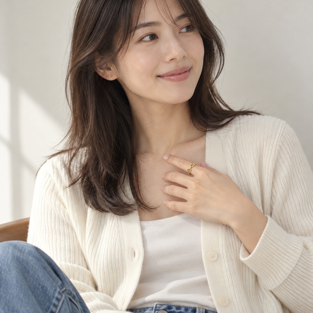 Anchor Link Ring Goldを白いカーディガンに合わせた着用イメージ