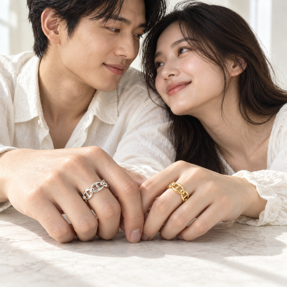 Anchor Link Ring SilverとGoldを2人で身につけた着用イメージ