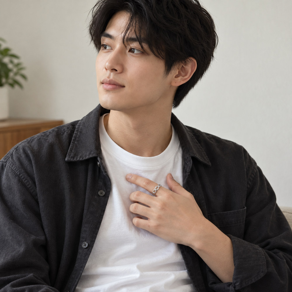 Anchor Link Ring Silverを白いTシャツと黒いシャツに合わせた着用イメージ