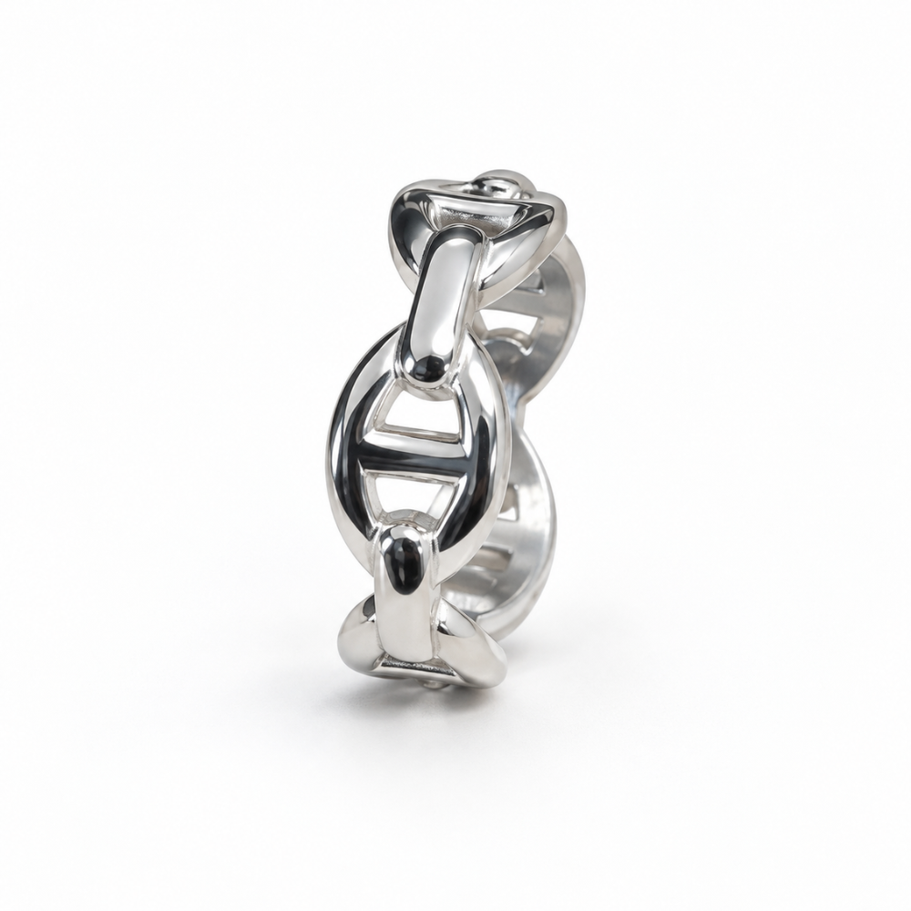 Anchor Link Ring Silverの立体的なリンクモチーフとツヤのある表面