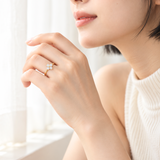 Star Bloom Ring Goldの指元の着用イメージ